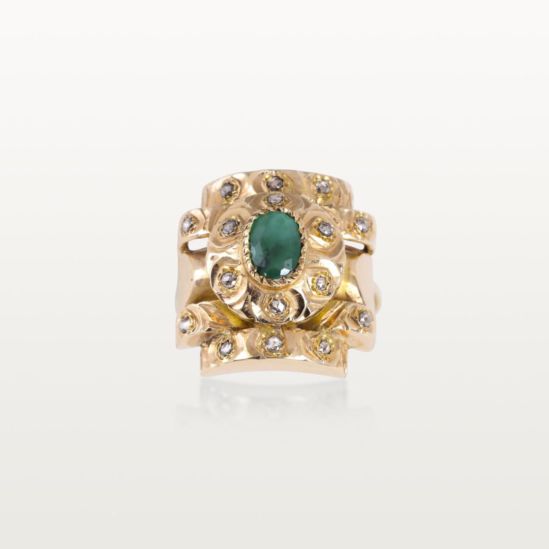 BAGUE « FDILA » HOMMAGE AU PASSÉ, MOTIF ARCHITECTURAL ET ÉMERAUDE CENTRALE