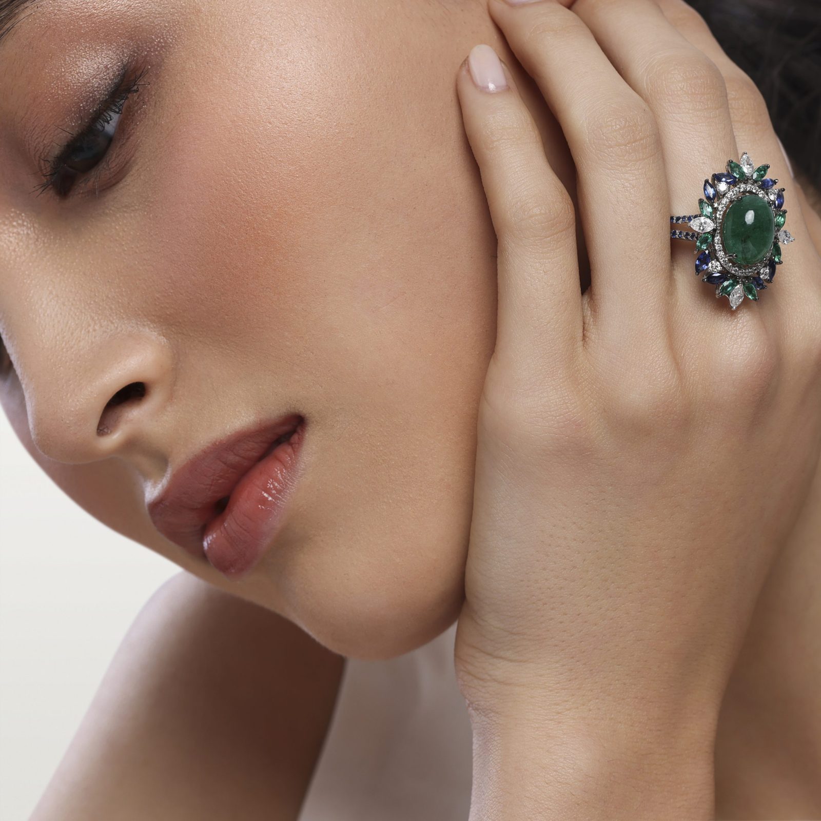 bague-fleur-diamants-blanc-emeraude-saphir-haute-joaillerie-kara.s-maroc-les-fleurs-du-bien