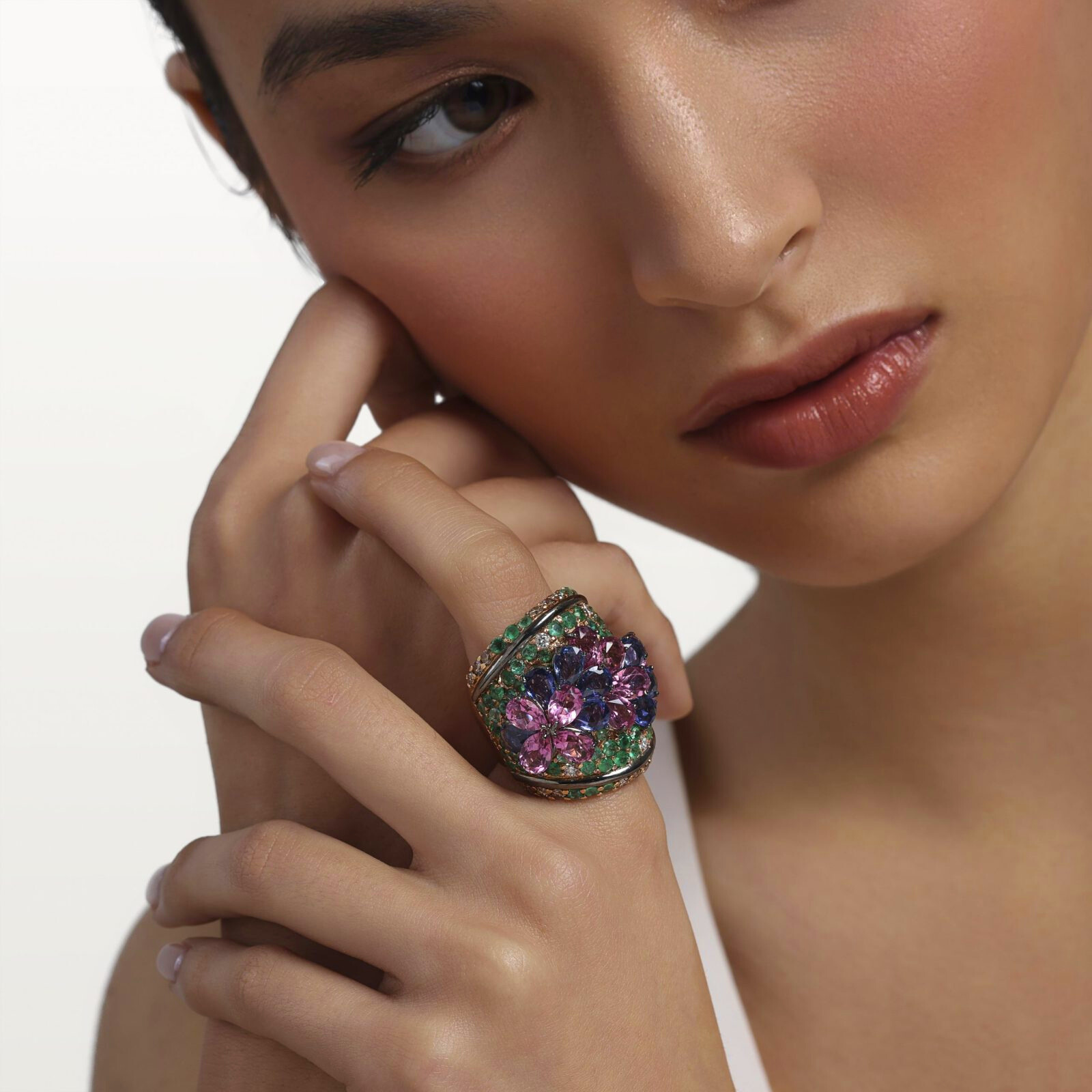 bague-haute-joaillerie-saphirs-rose-saphirs-bleu-emeraude-diamants-blanc-motif-floral-le-lac-des-cygnes-1600×1600 – Modifié