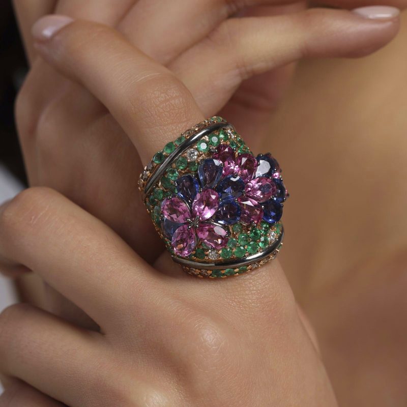 bague-haute-joaillerie-saphirs-rose-saphirs-bleu-emeraude-diamants-blanc-motif-floral2-le-lac-des-cygnes-1600×1600 – Modifié