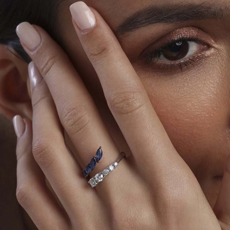 bague-lignes-parallèles-diamants-blanc-rond-saphirs-bleu-marquises-a-&-more2