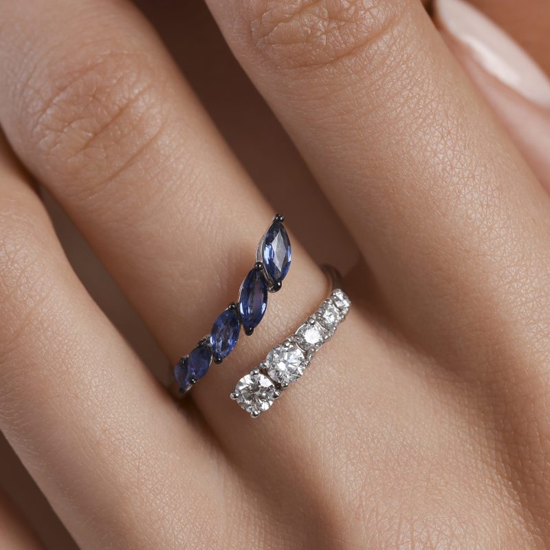 bague-lignes-parallèles-diamants-blanc-rond-saphirs-bleu-marquises-a-&-more3