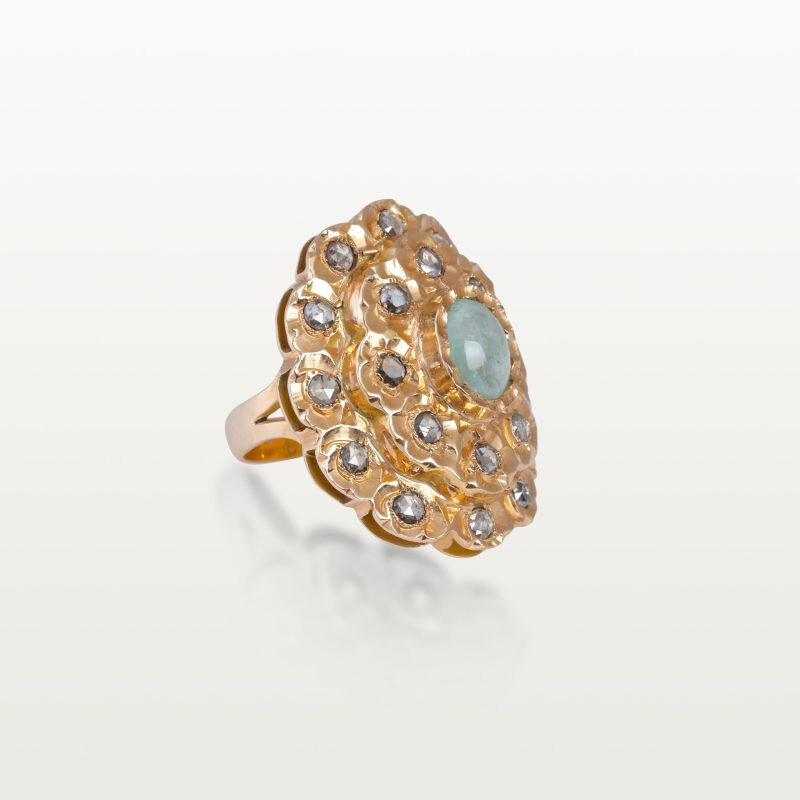BAGUE HOMMAGE AU PASSÉ, MOTIF FLORAL ANCIEN & ÉMERAUDE CENTRALE