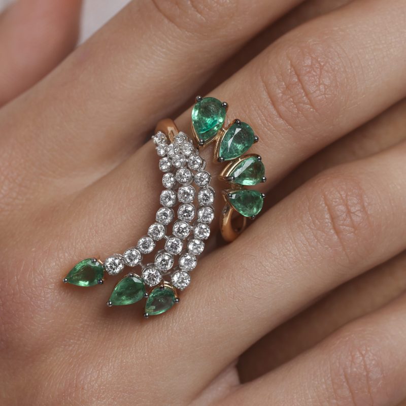 bague-triple-ligne-emeraudes-poire-diamants-rond-kara.s-a-&-more2