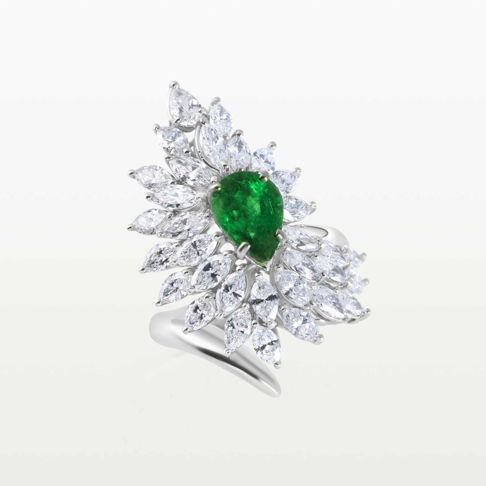 BAGUE LES IMPÉRIALES, ÉMERAUDE POIRE ENTOURÉE DE DIAMANTS