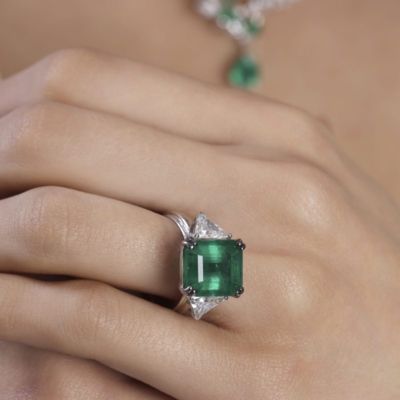 bague_solitaire_emeraude_diamants_triologie_kara.s-impériales