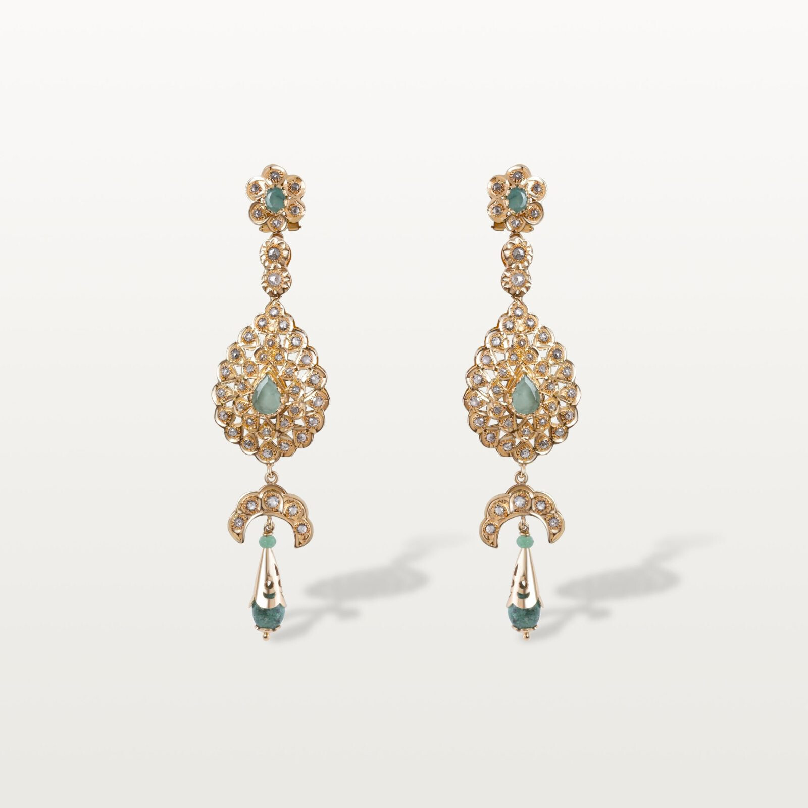 BOUCLES D’OREILLES HOMMAGE AU PASSÉ, MOTIFS PENDANTS SERTIS CLOS DE PIERRES ROSAS MARRON