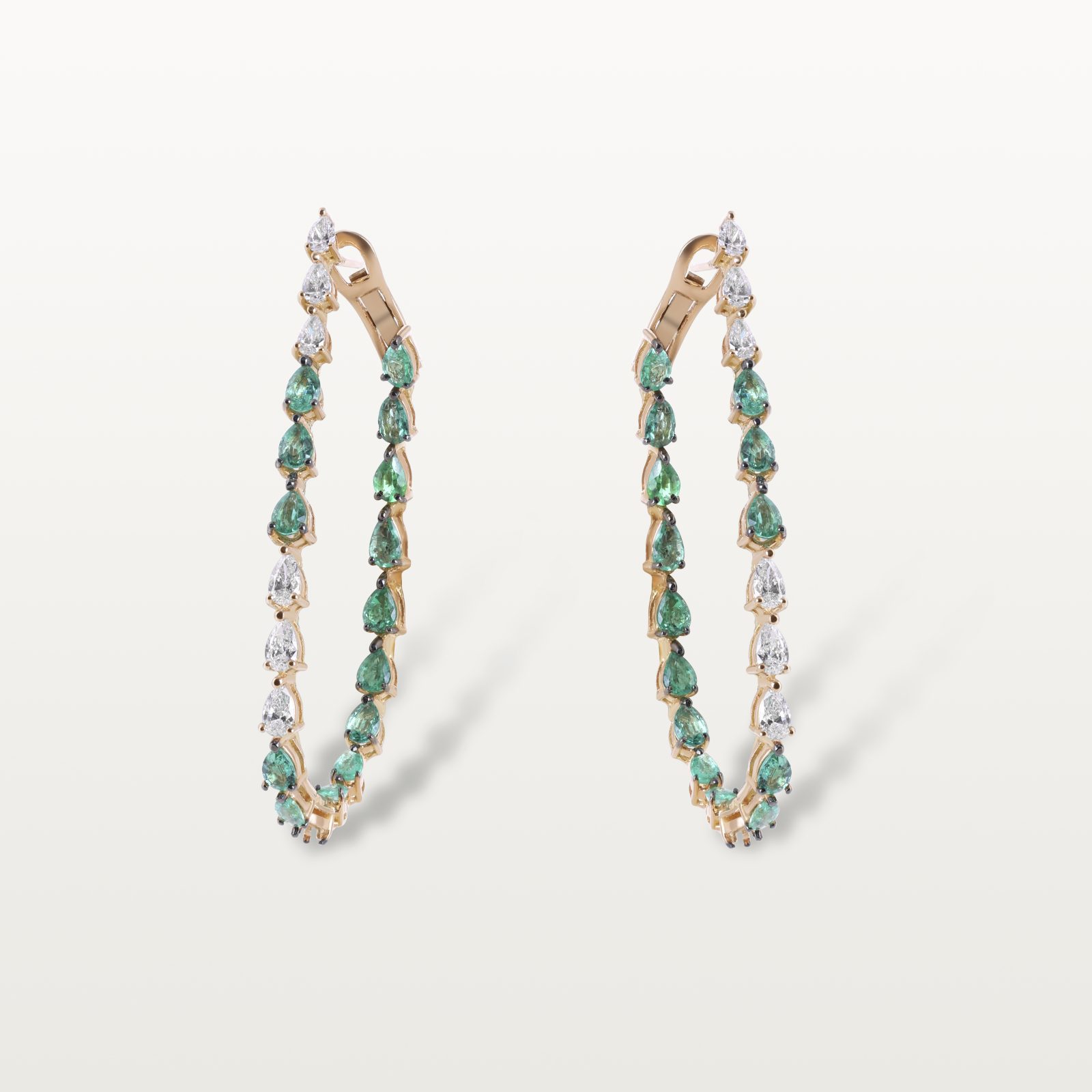 boucles-d’oreilles-créoles-diamants-blanc-emeraudes-poires-kara.s-a-&-more