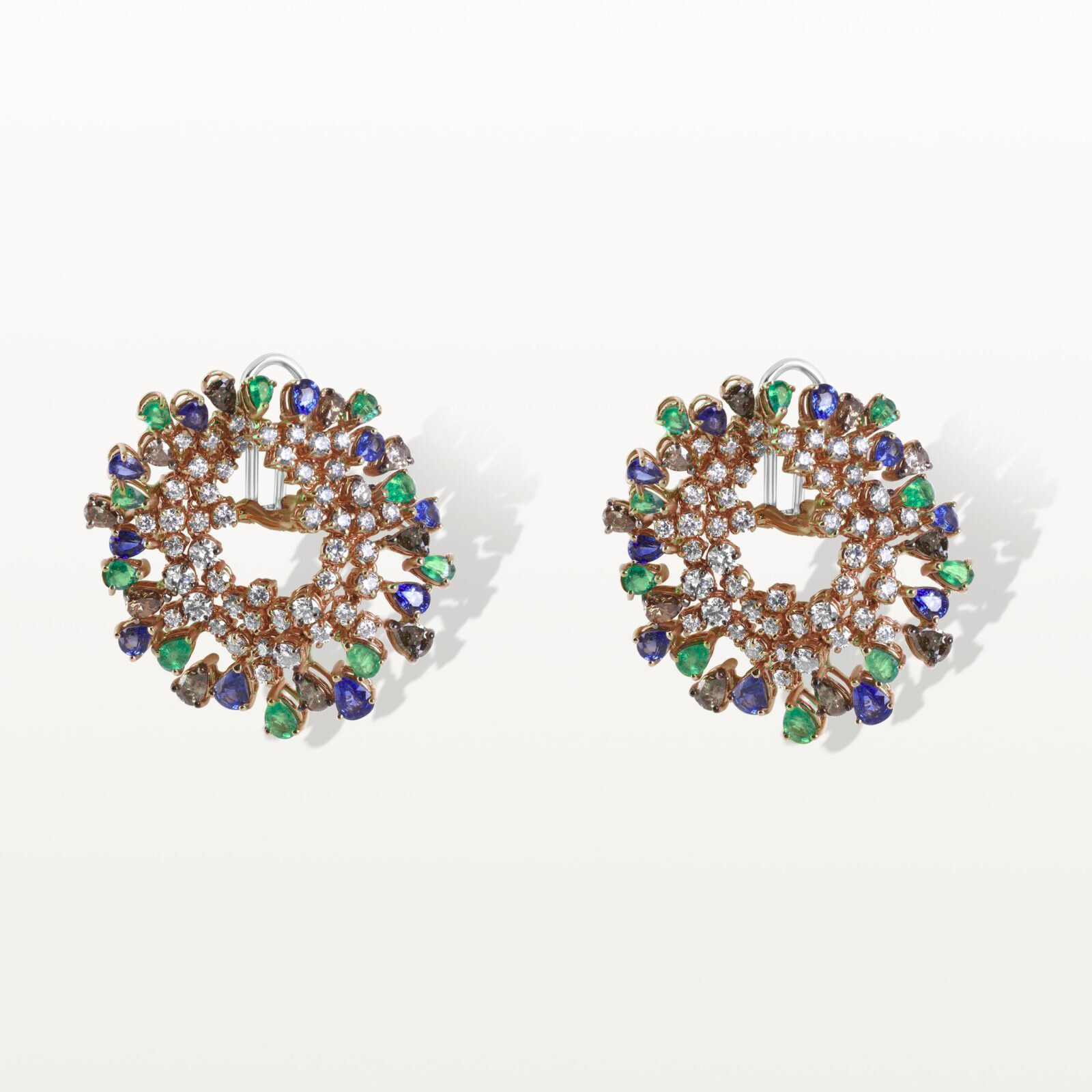 boucles-doreilles-diamants-blanc-diamants-marron-saphirs-bleu-emeraudes-haute-joaillerie-kara.s3-le-lac-des-cygnes-1600×1600 – Modifié