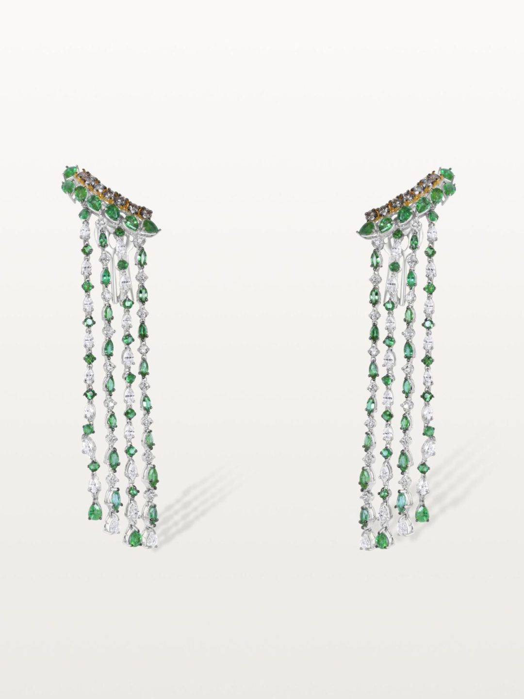 BOUCLES D’OREILLE LE LAC DES CYGNES, PLUIE D’ÉMERAUDES ET DE DIAMANTS