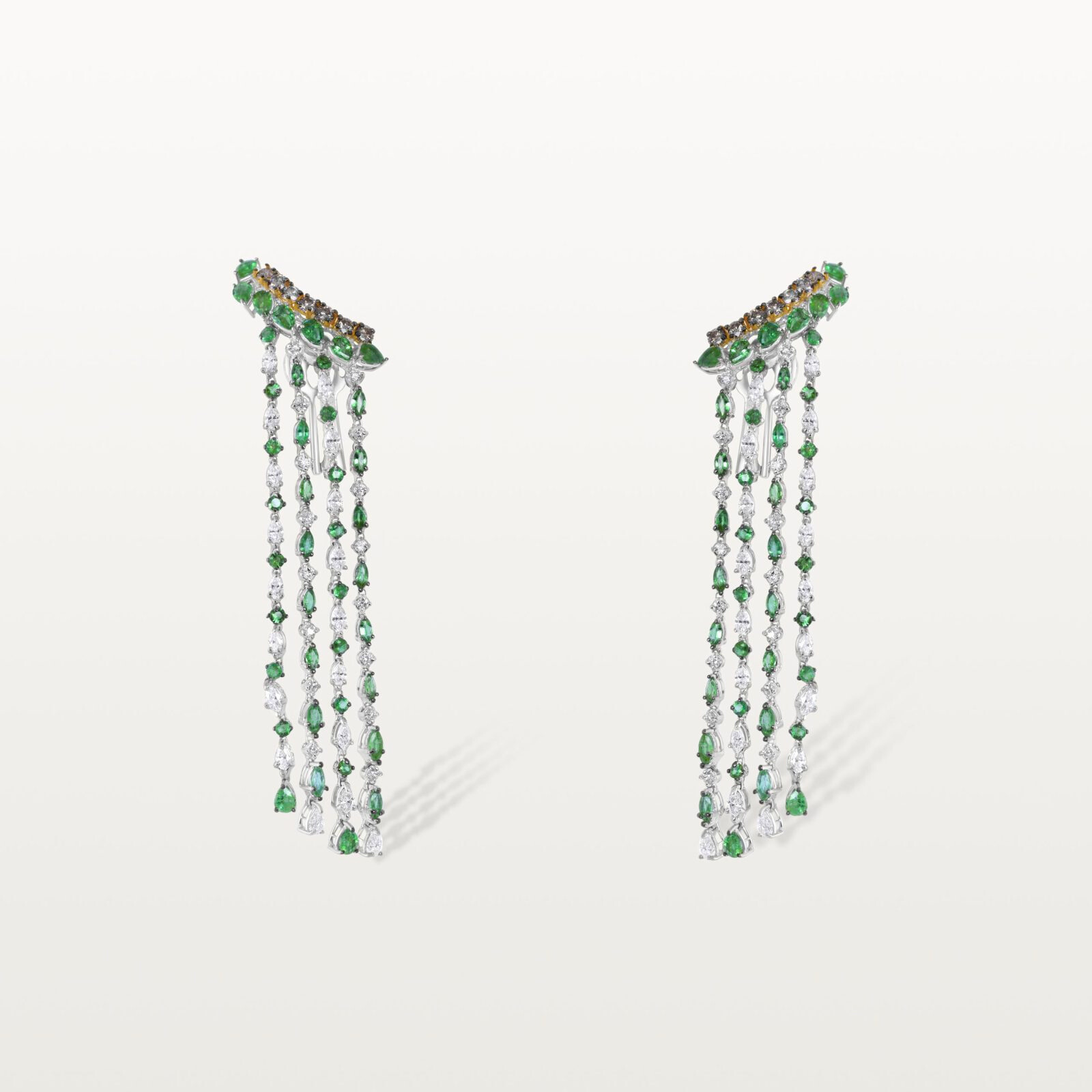 BOUCLES D’OREILLES LE LAC DES CYGNES, PLUIE D’ÉMERAUDES ET DE DIAMANTS