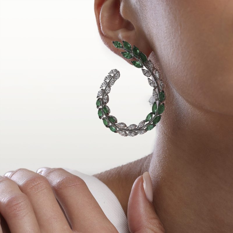 boucles-d’oreilles-diamants-blanc-emeraudes-haute-joaillerie-kara.s2-les-fleurs-du-bien