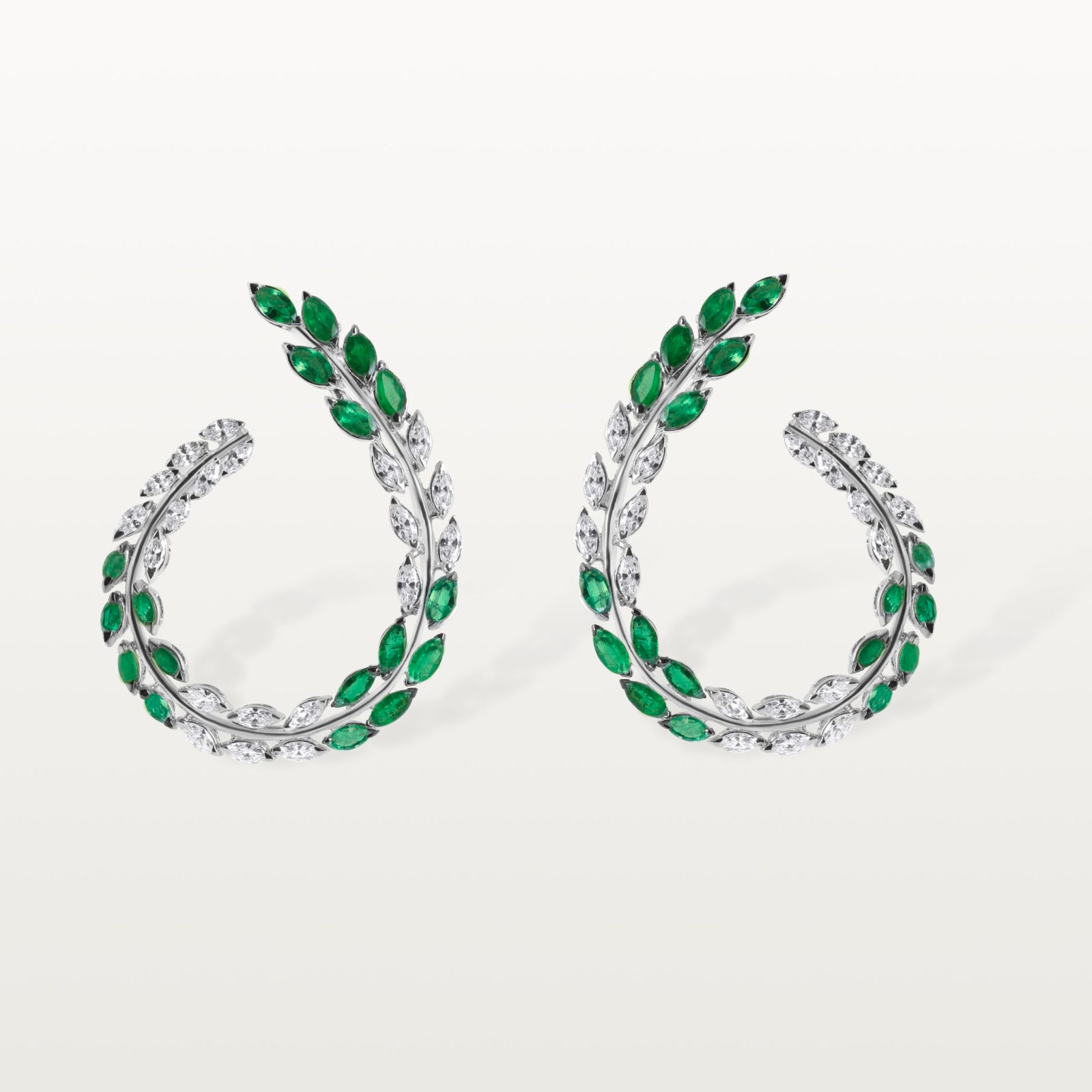 BOUCLES D'OREILLES LES FLEURS DU BIEN, ARCS D’ÉMERAUDES ET DE DIAMANTS