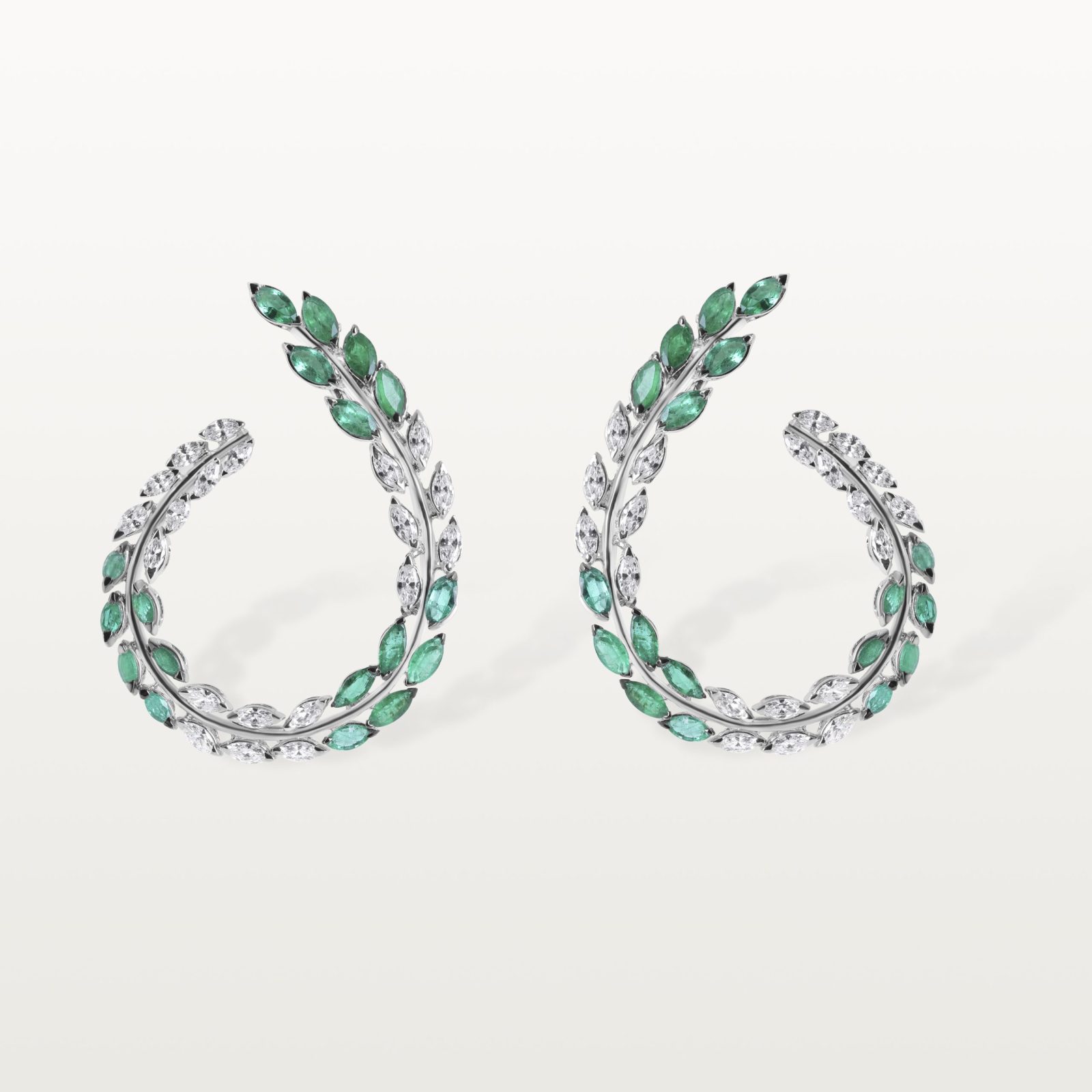 boucles-d’oreilles-diamants-blanc-emeraudes-haute-joaillerie-kara.s3-les-fleurs-du-bien