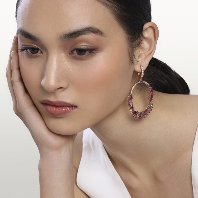 boucles-d’oreilles-diamants-blanc-rosas-saphirs-rubis-haute-joaillerie-kara.s2-le-lac-des-cygnes