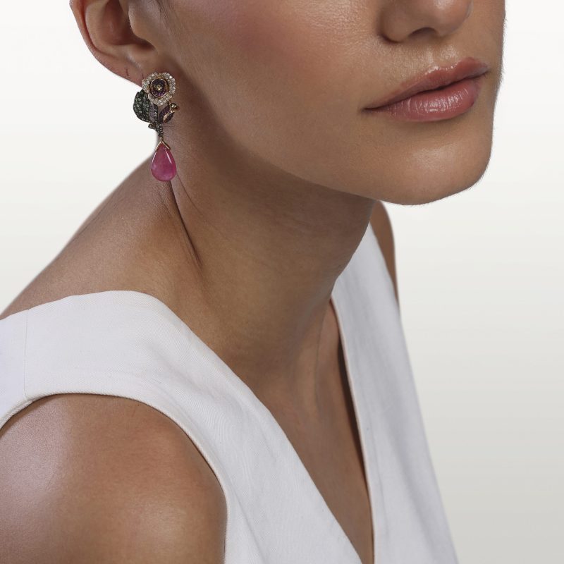 boucles-d’oreilles-diamants-blanc-rubis-rose-diamants-marron-tzavourite-saphirs-rose-haute-joaillerie-fleurs-kara.s2-les-fleurs-du-bien