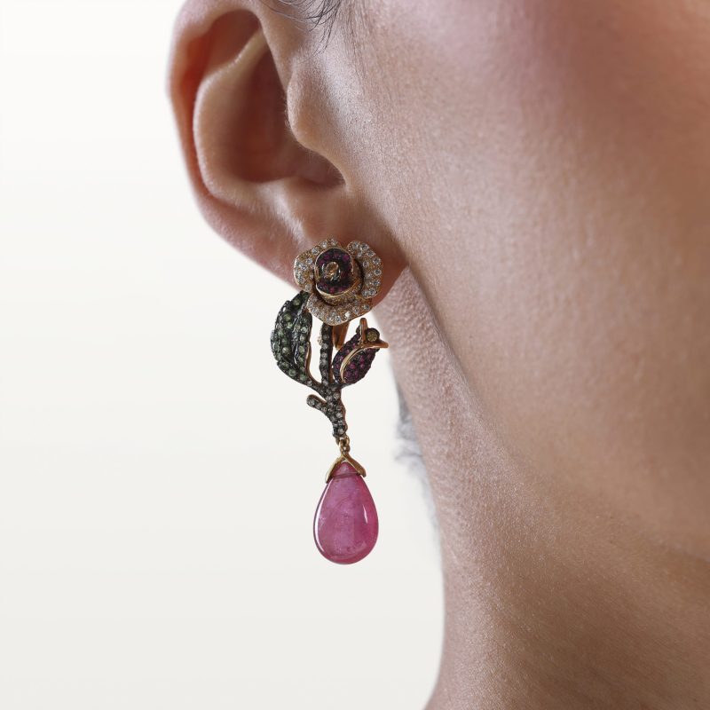 boucles-d’oreilles-diamants-blanc-rubis-rose-diamants-marron-tzavourite-saphirs-rose-haute-joaillerie-fleurs-kara.s3-les-fleurs-du-bien