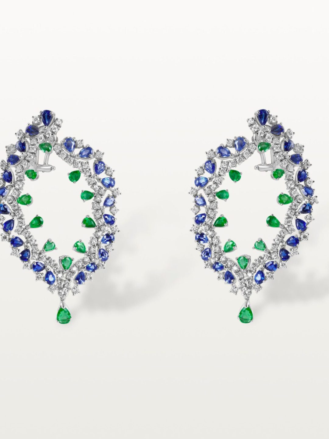 BOUCLES D’OREILLE LE LAC DES CYGNES, ÉCLATS D’ÉMERAUDE ET DE SAPHIR