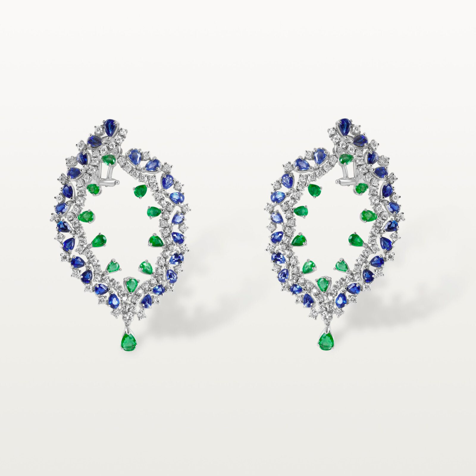 BOUCLES D’OREILLES LE LAC DES CYGNES, ÉCLATS D’ÉMERAUDE ET DE SAPHIR