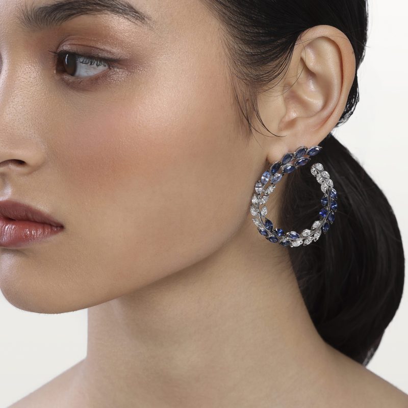 boucles-d’oreilles-diamants-blanc-saphirs-bleu-haute-joaillerie-kara.s2-les-fleurs-du-bien