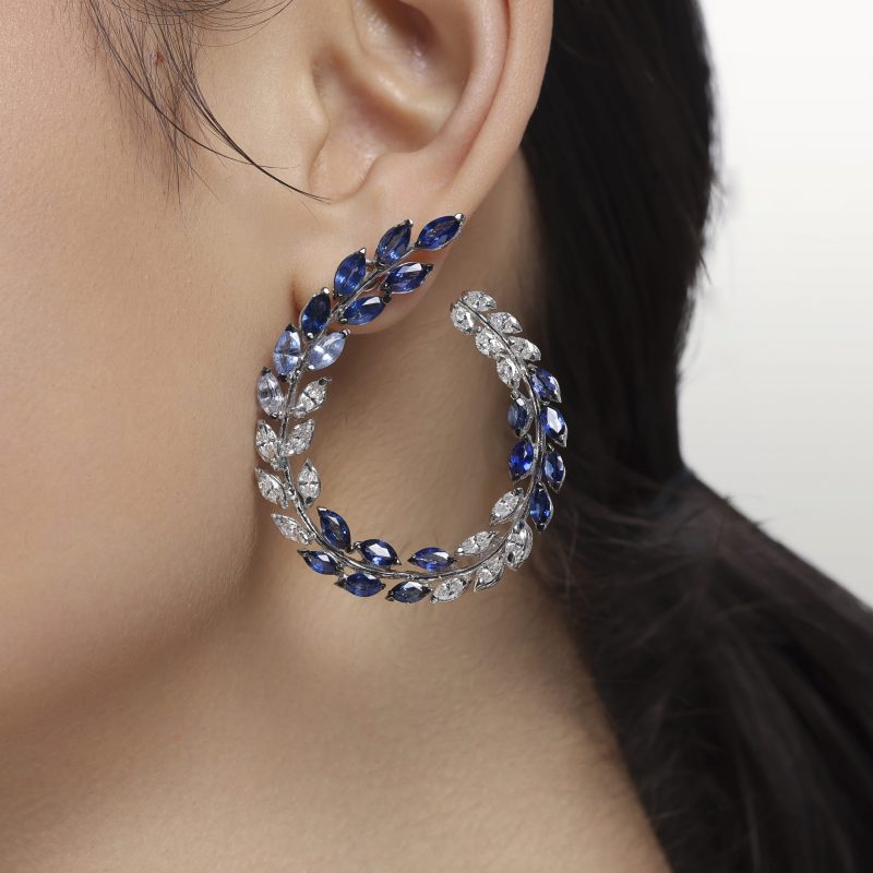 boucles-d’oreilles-diamants-blanc-saphirs-bleu-haute-joaillerie-kara.s3-les-fleurs-du-bien