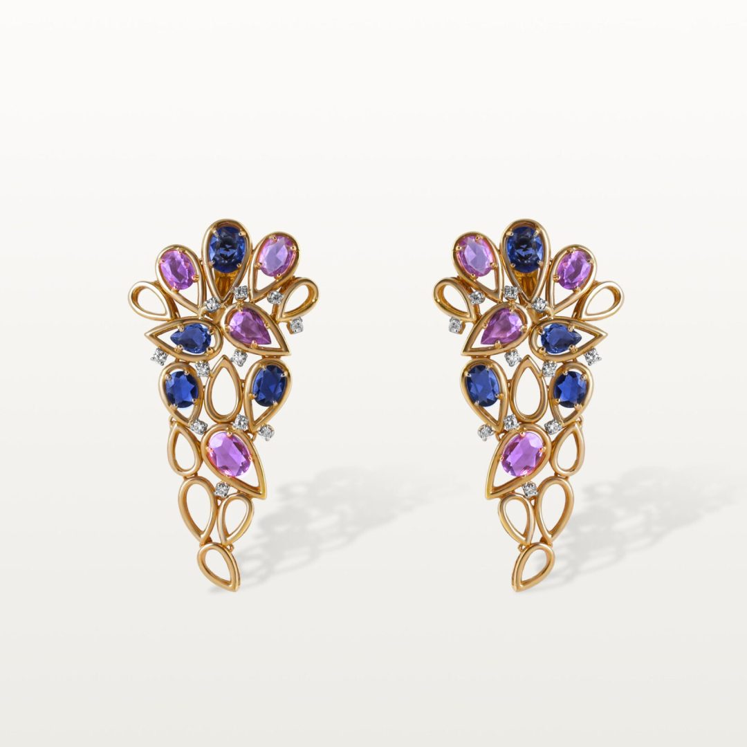 img src="boucles.jpg" alt="boucles d’oreilles haute joaillerie pendantes en or rose serties de saphirs bleus et roses motif ajouré"