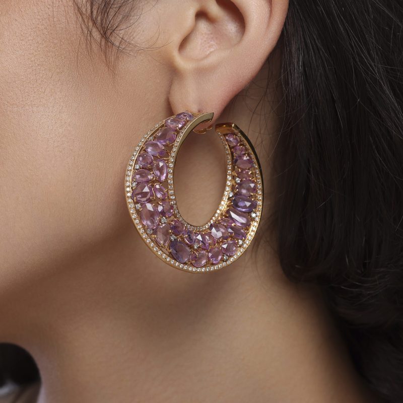 boucles-d’oreilles-diamants-blanc-saphirs-rose-haute-joaillerie-kara.s2-le-lac-des-cygnes