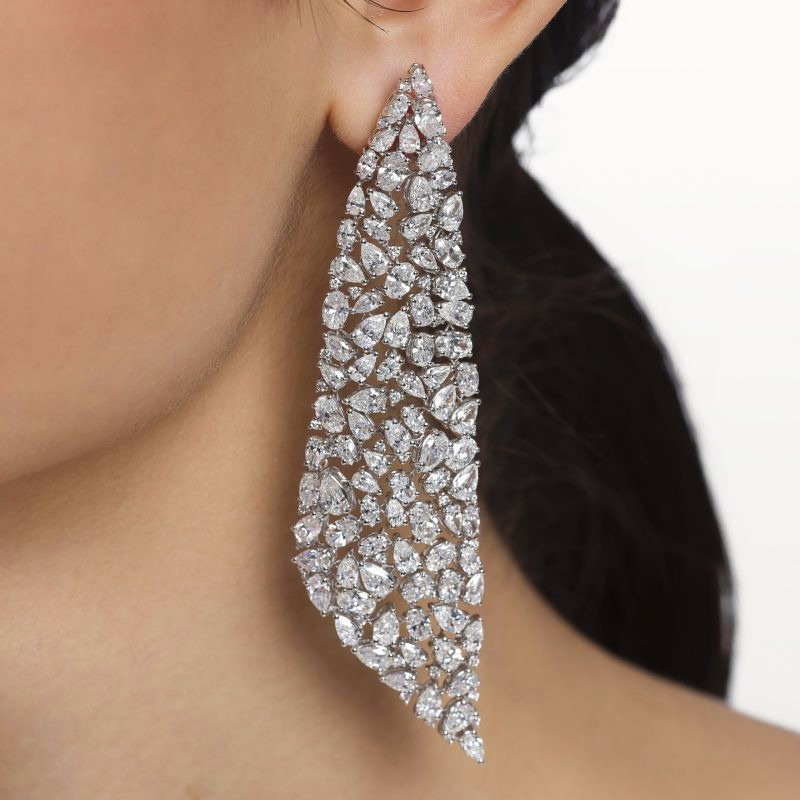 boucles-doreilles-drapee-diamants-blanc-or-blanc-haute-joaillerie-kara.s5-imperiales-800×800 – Modifié