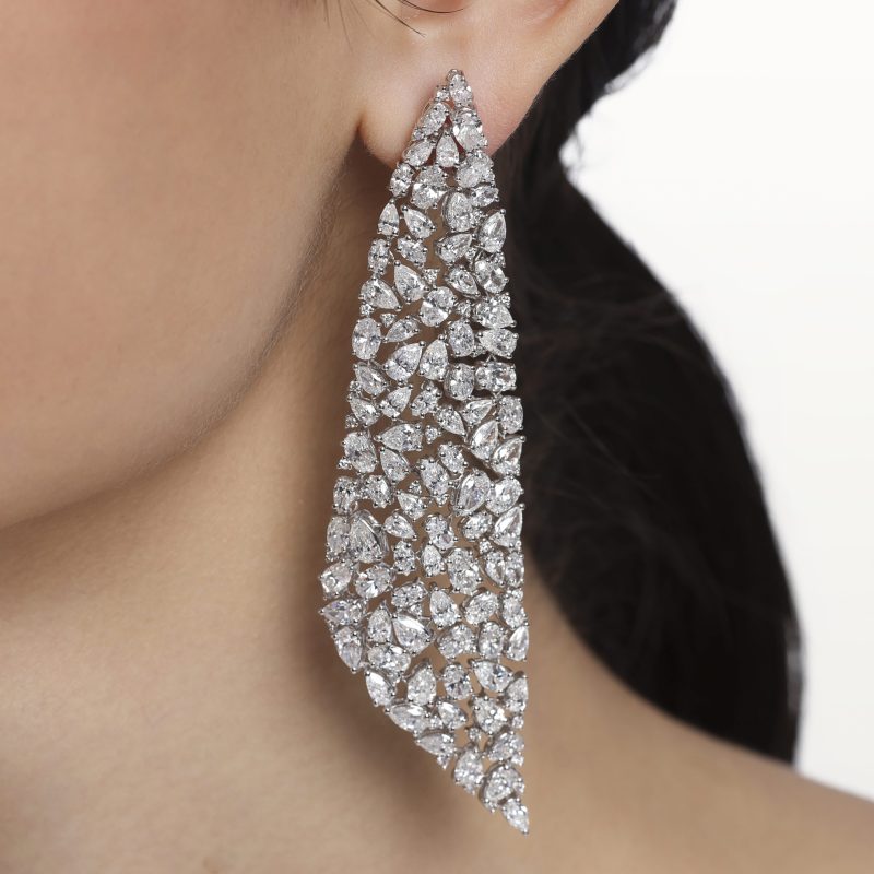 boucles-d’oreilles-drapée-diamants-blanc-or-blanc-haute-joaillerie-kara.s5-impériales