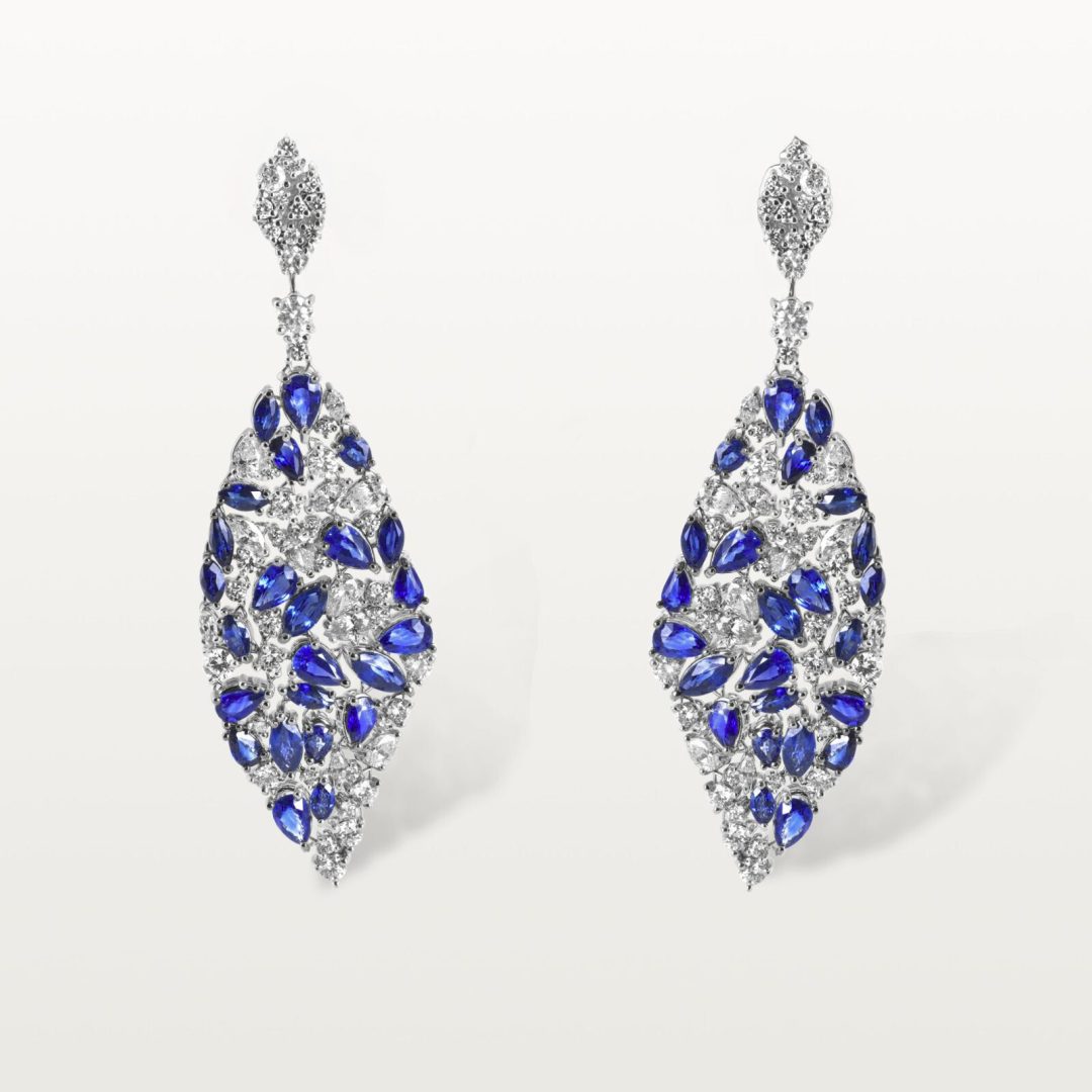 BOUCLES D’OREILLES LES IMPÉRIALES, DRAPÉE DE SAPHIRS ET DE DIAMANTS