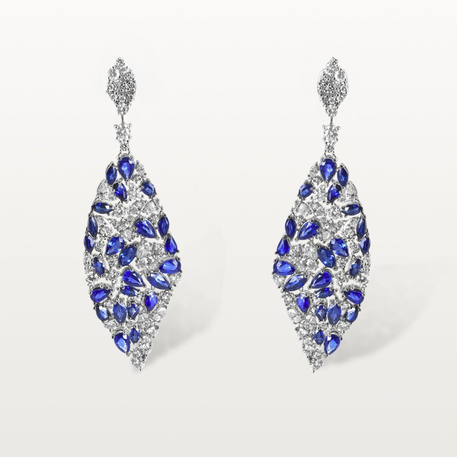 BOUCLES D’OREILLES LES IMPÉRIALES, DRAPÉE DE SAPHIRS ET DE DIAMANTS