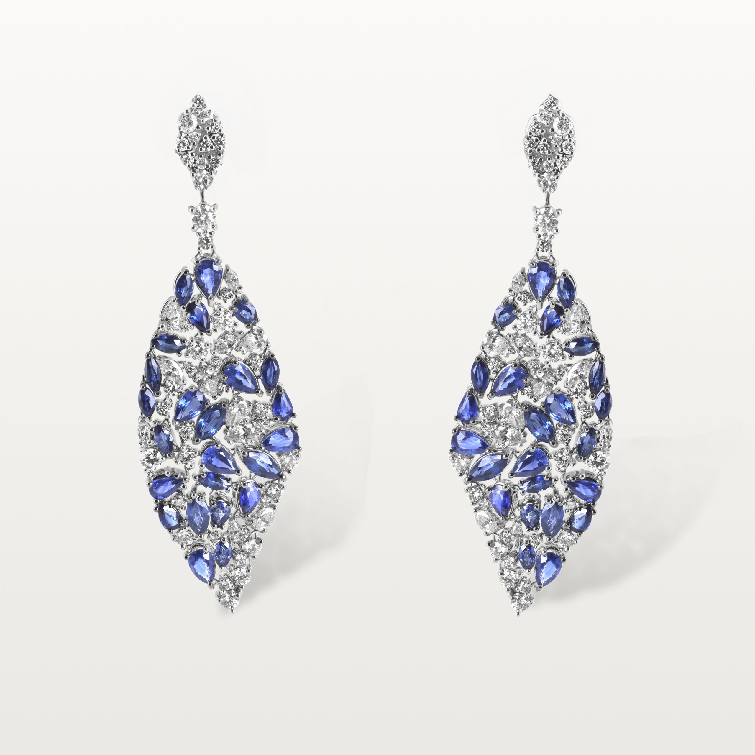 BOUCLES D’OREILLES LES IMPÉRIALES, DRAPEE DE SAPHIRS ET DE DIAMANTS