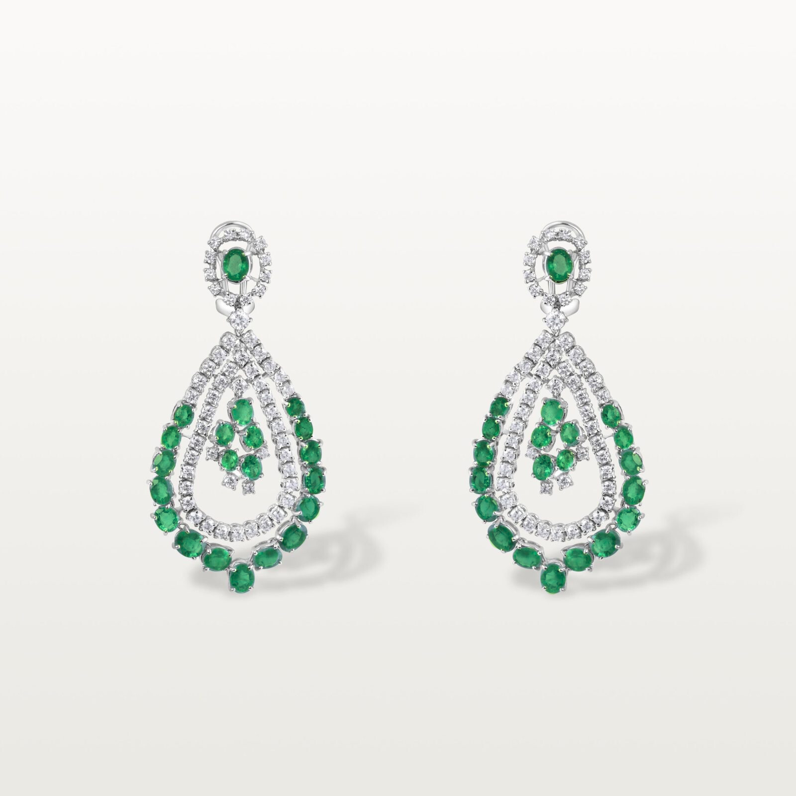 BOUCLES LES IMPÉRIALES, MOTIF POIRE AJOURÉ EN ÉMERAUDES ET DIAMANTS