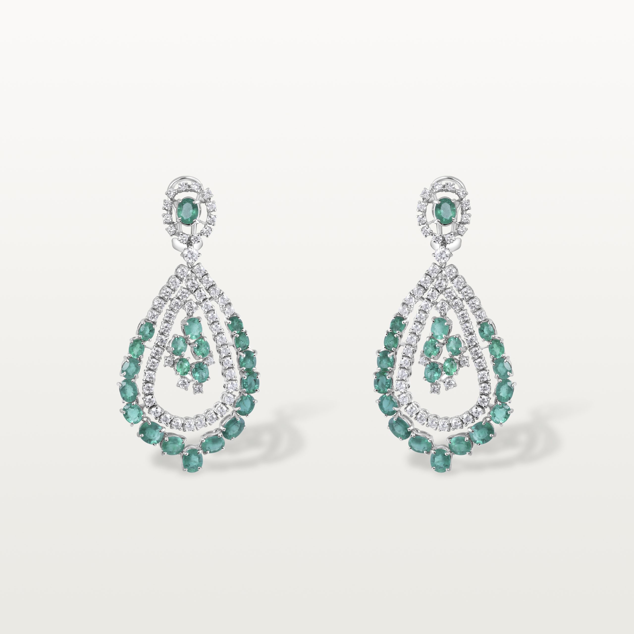 BOUCLES LES IMPÉRIALES, MOTIF POIRE AJOURÉ EN ÉMERAUDES ET DIAMANTS