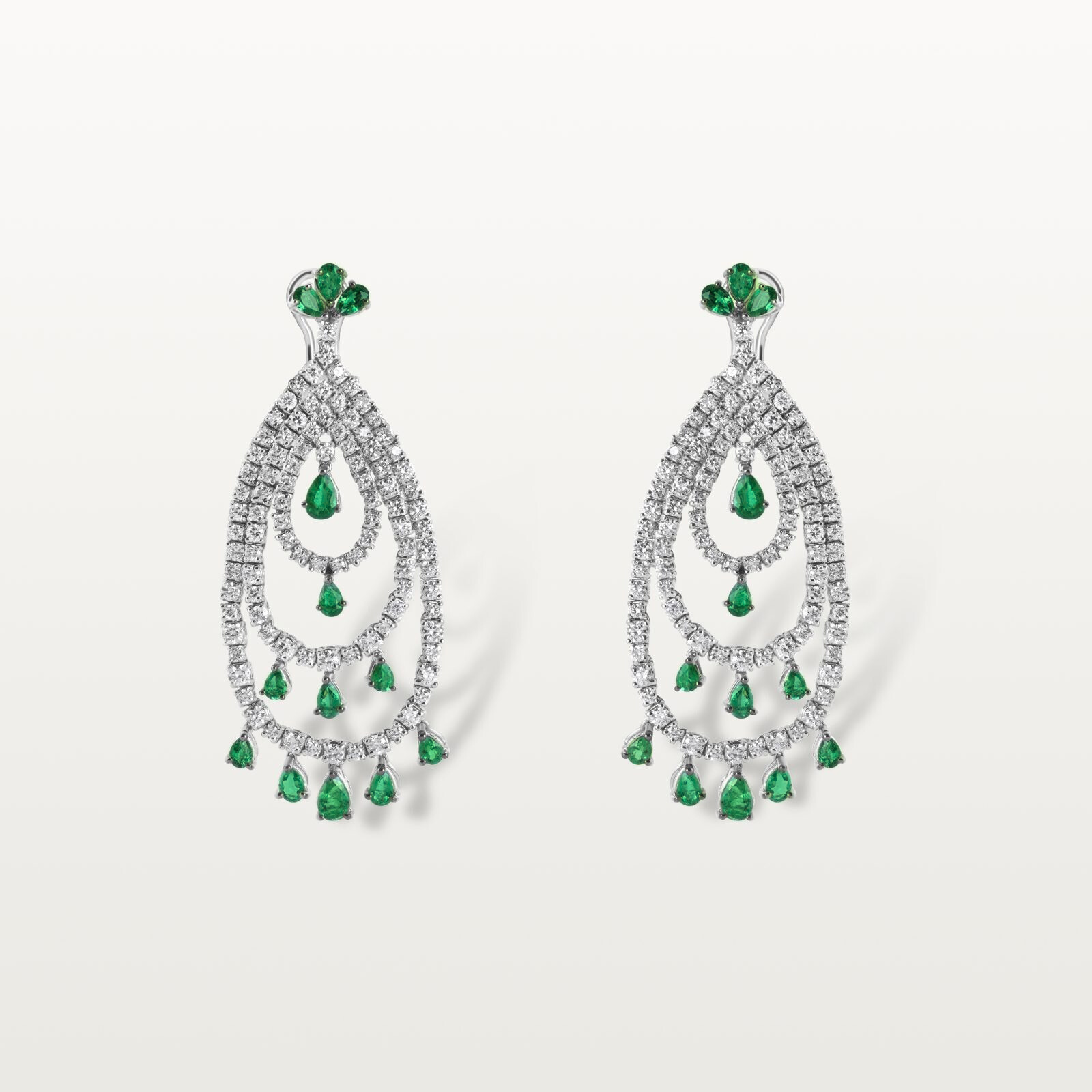 BOUCLES D’OREILLES LES IMPÉRIALES, ARC D'ÉMERAUDES ET DE DIAMANTS
