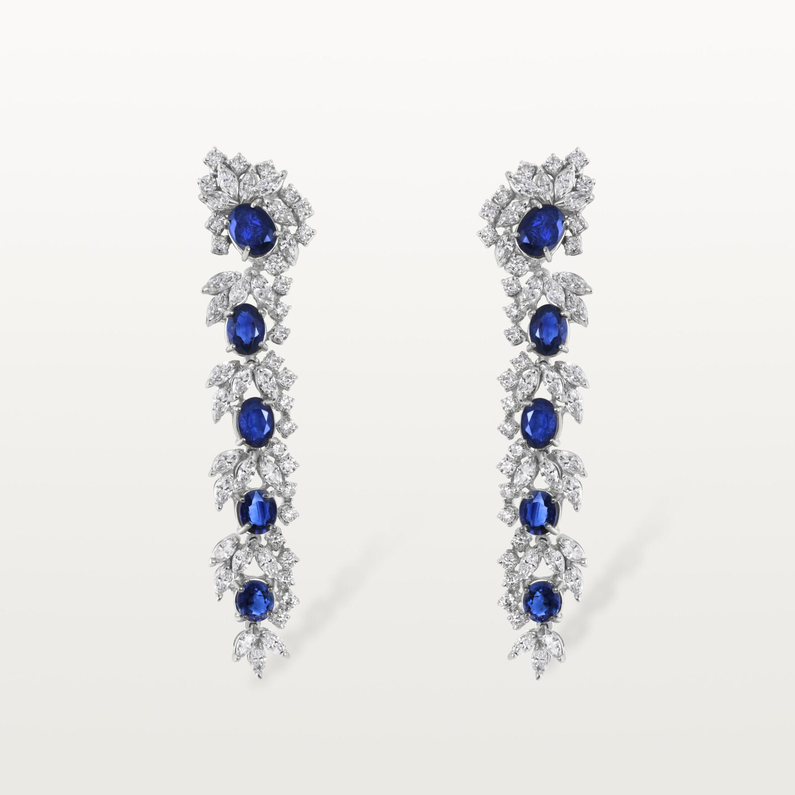 BOUCLES D’OREILLES LES IMPÉRIALES, LIGNE ARTICULÉE DE SAPHIRS ET DIAMANTS