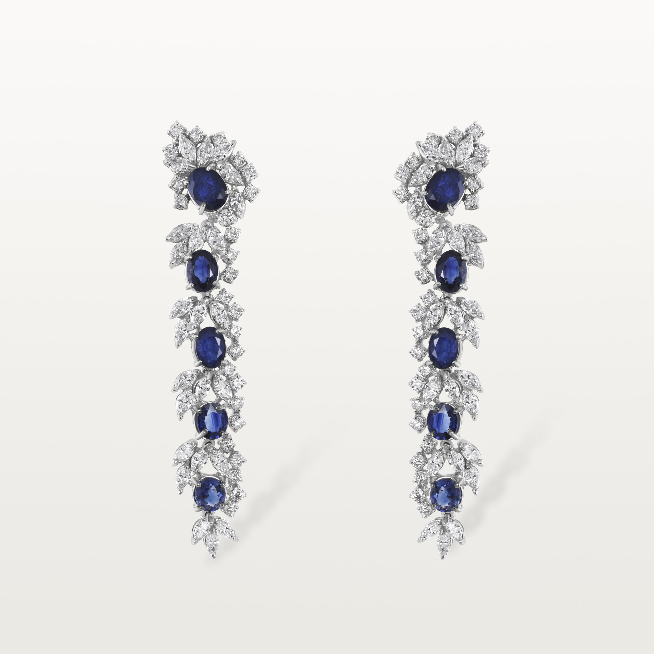BOUCLES D’OREILLE LES IMPÉRIALES, LIGNE ARTICULÉE DE SAPHIRS ET DIAMANTS