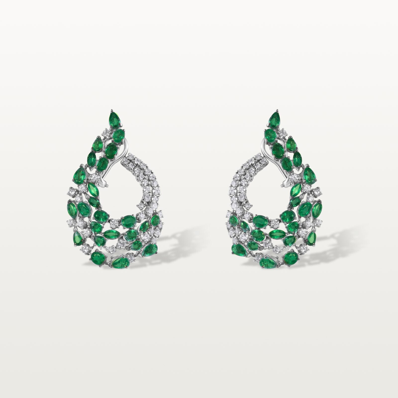 BOUCLES D’OREILLES LES IMPÉRIALES, GOUTTE EN ÉMERAUDES ET DIAMANTS