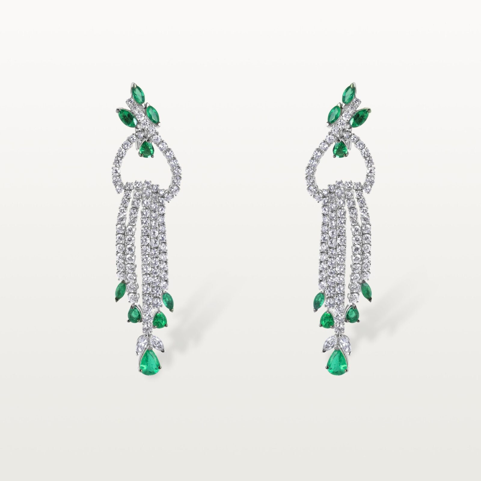 BOUCLES D’OREILLES LES IMPÉRIALES, CHUTES DE DIAMANTS ET D'ÉMERAUDES
