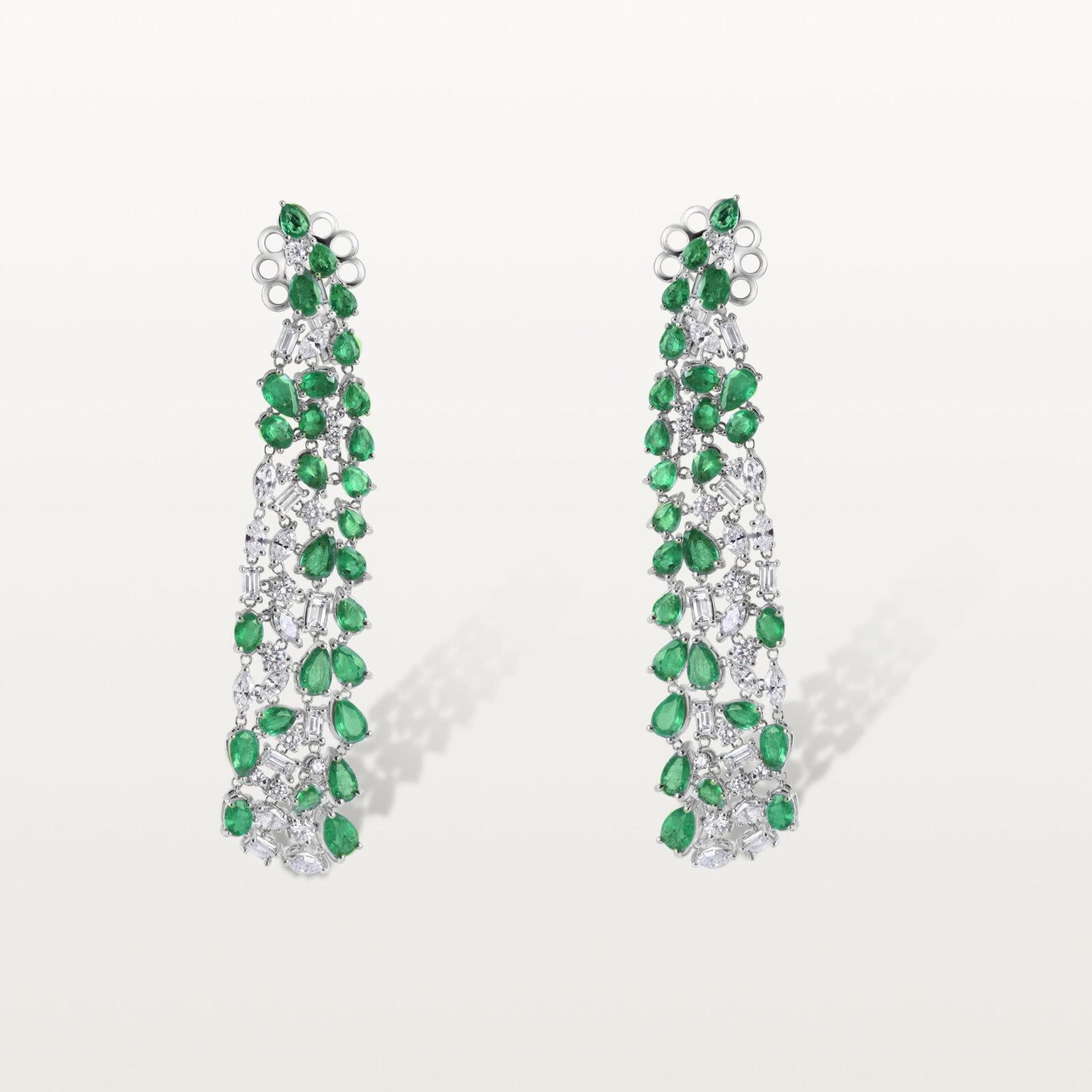 BOUCLES D’OREILLES LES IMPÉRIALES, DRAPÉE D'ÉMERAUDES ET DE DIAMANTS