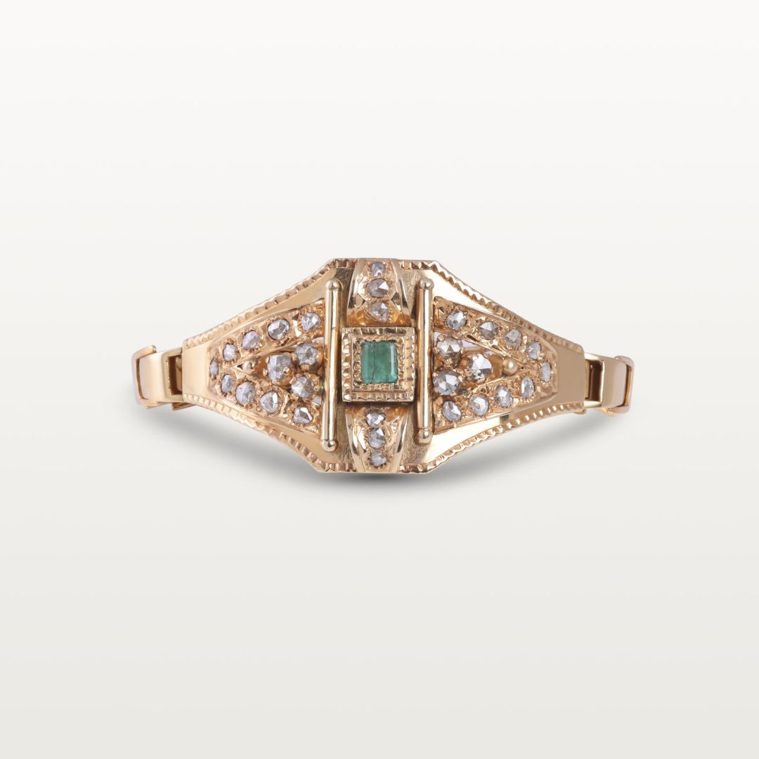 BRACELET "MAGANA" HOMMAGE AU PASSÉ, STRUCTURE ARTICULÉE ET MOTIF CENTRAL À ROSE DE DIAMANTS & ÉMERAUDE