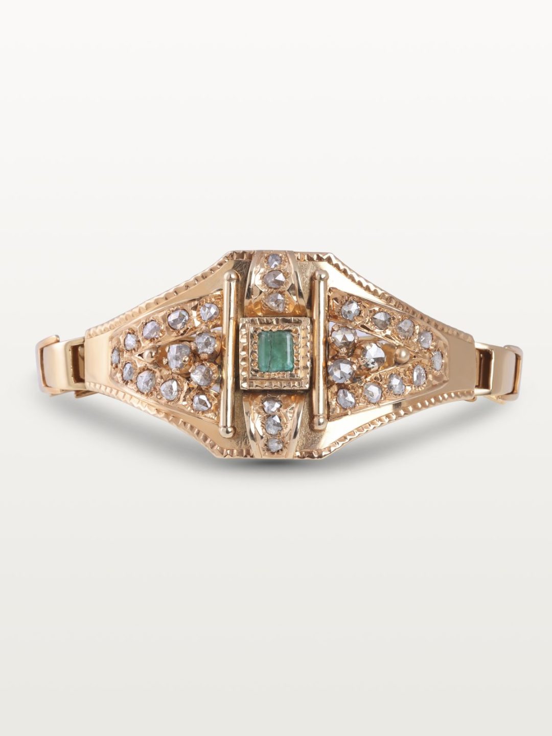 BRACELET "MAGANA" HOMMAGE AU PASSÉ, STRUCTURE ARTICULÉE ET MOTIF CENTRAL À ROSE DE DIAMANTS & ÉMERAUDE