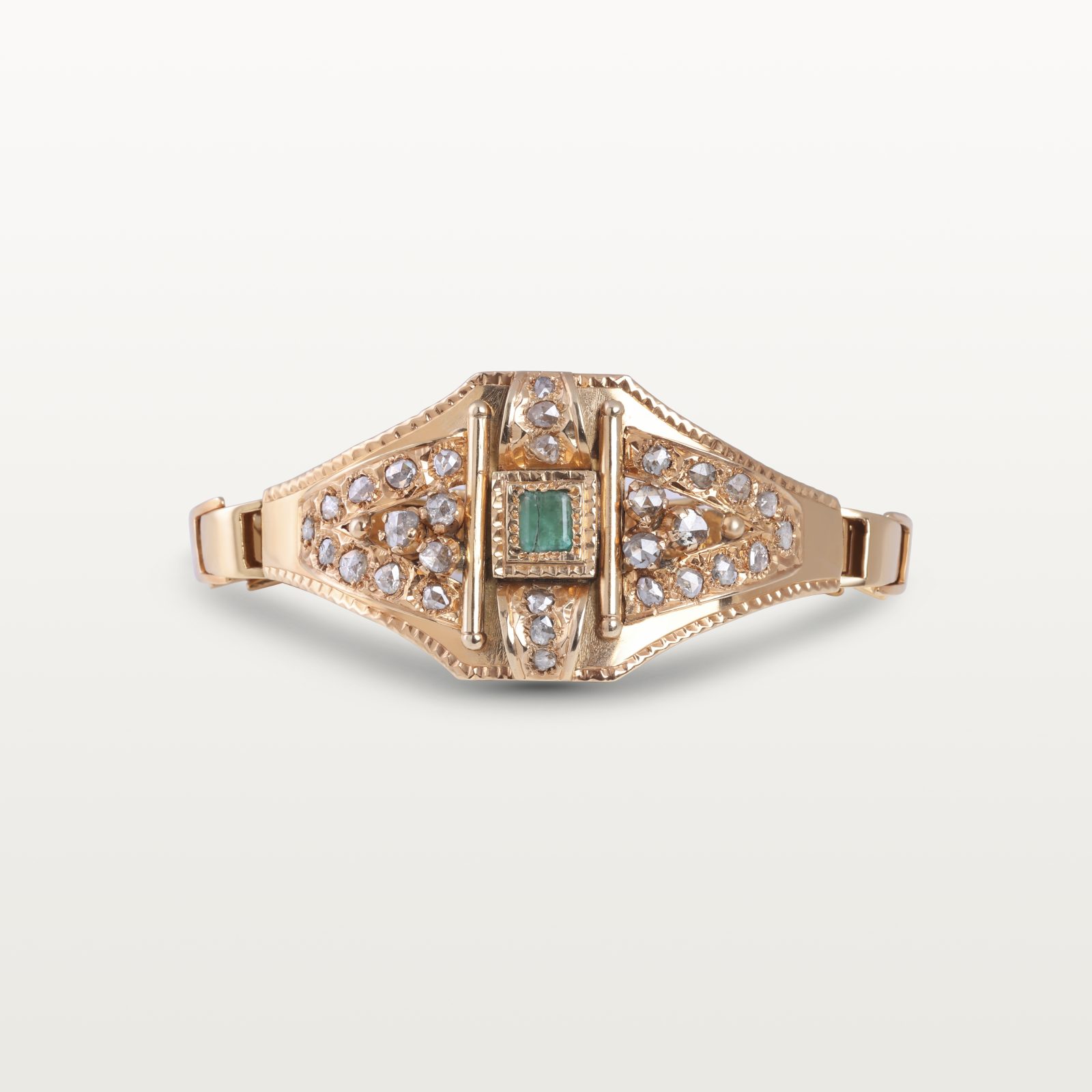 BRACELET "MAGANA" HOMMAGE AU PASSÉ, STRUCTURE ARTICULÉE ET MOTIF CENTRAL À ROSE DE DIAMANTS & ÉMERAUDE