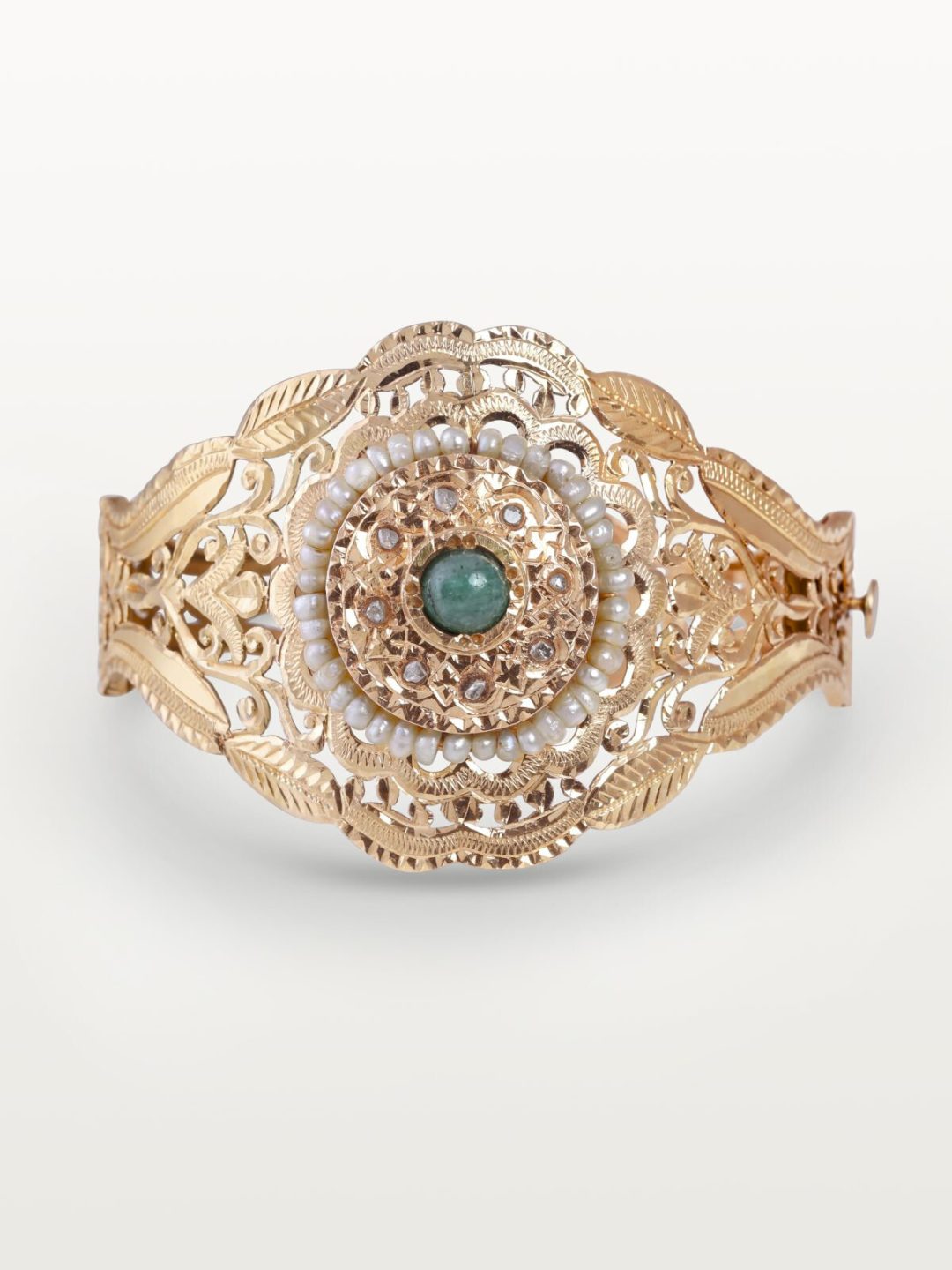 BRACELET HOMMAGE AU PASSÉ, MOTIF CENTRAL CIRCULAIRE À PERLAGE