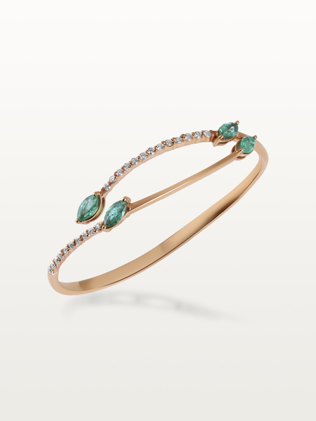 BRACELET A&MORE, OUVERT EN DIAMANTS ET ÉMERAUDES