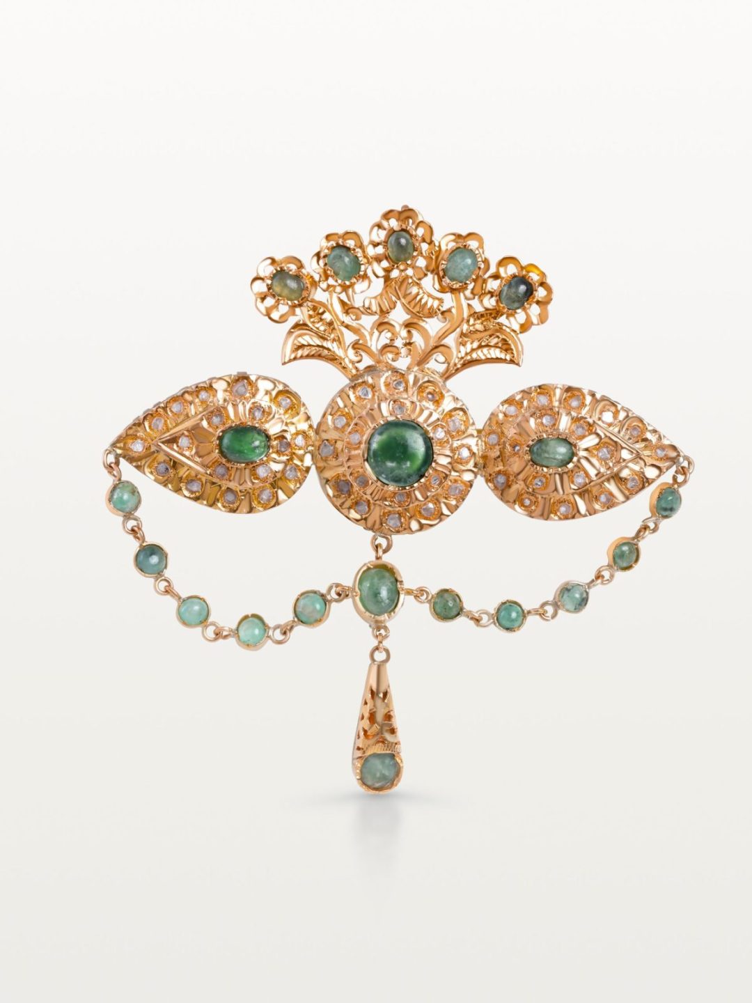 BROCHE « ACH O FNAR » HOMMAGE AU PASSÉ, MOTIFS FLORAUX AJOURÉS & CHAÎNETTE DE CABOCHONS