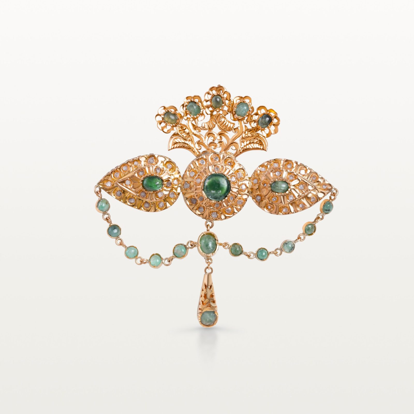 BROCHE « ACH O FNAR » HOMMAGE AU PASSÉ, MOTIFS FLORAUX AJOURÉS & CHAÎNETTE DE CABOCHONS