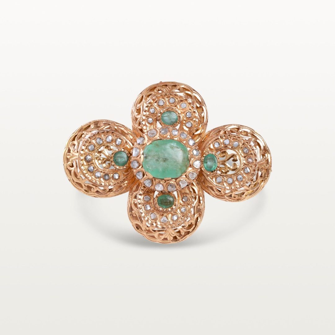 BROCHE HOMMAGE AU PASSÉ, MOTIF FLORAL À CABOCHON CENTRAL ÉMERAUDE