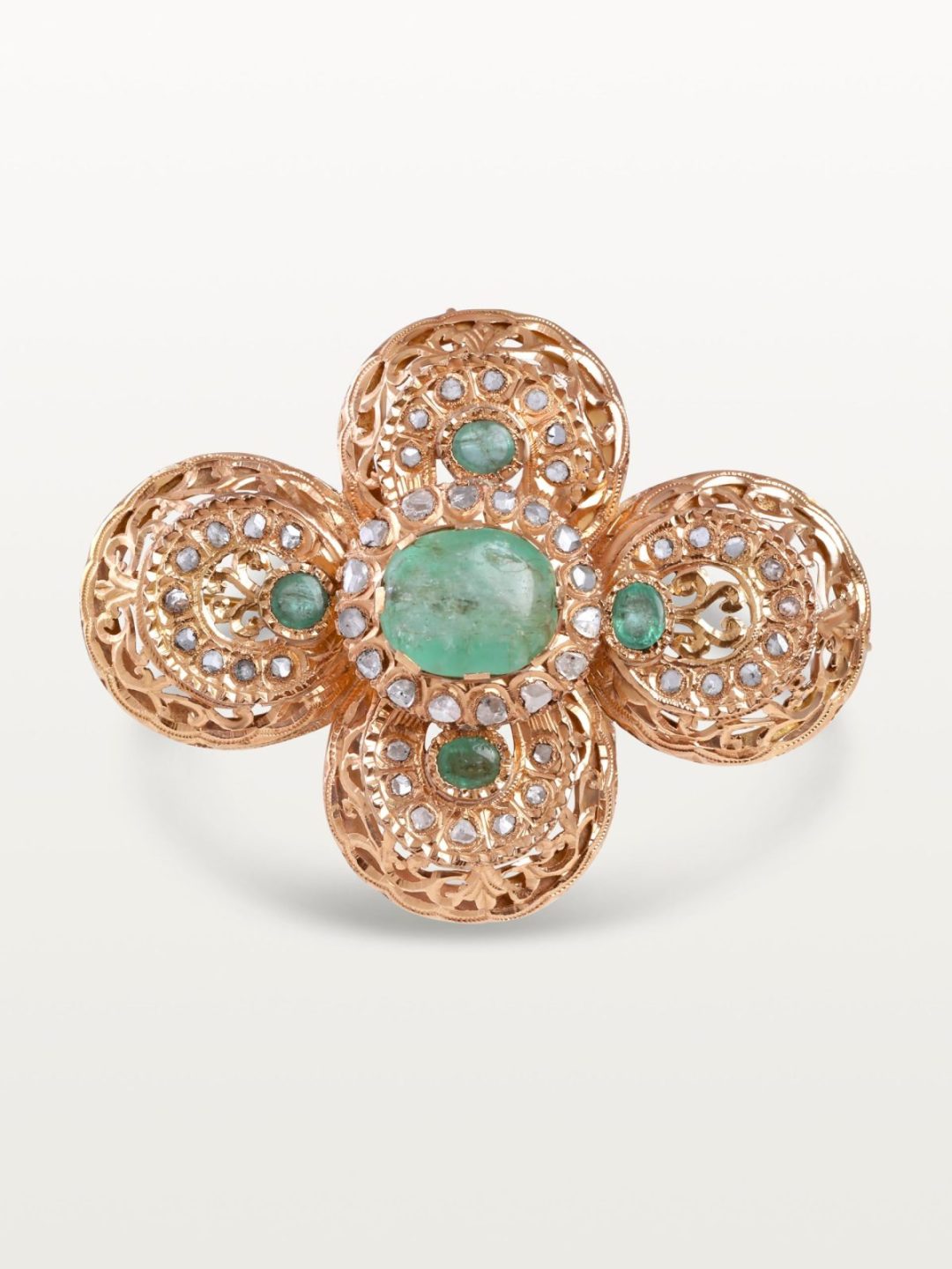 BROCHE HOMMAGE AU PASSÉ, MOTIF FLORAL À CABOCHON CENTRAL ÉMERAUDE