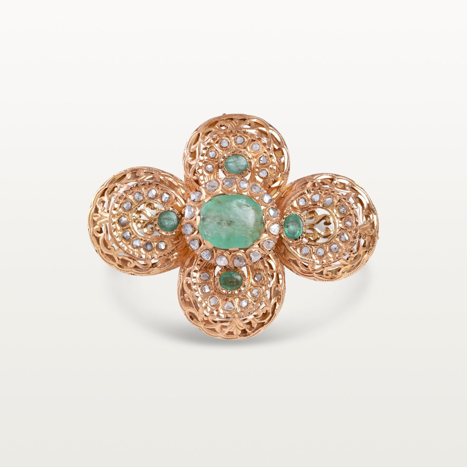 BROCHE HOMMAGE AU PASSÉ, MOTIF FLORAL À CABOCHON CENTRAL ÉMERAUDE